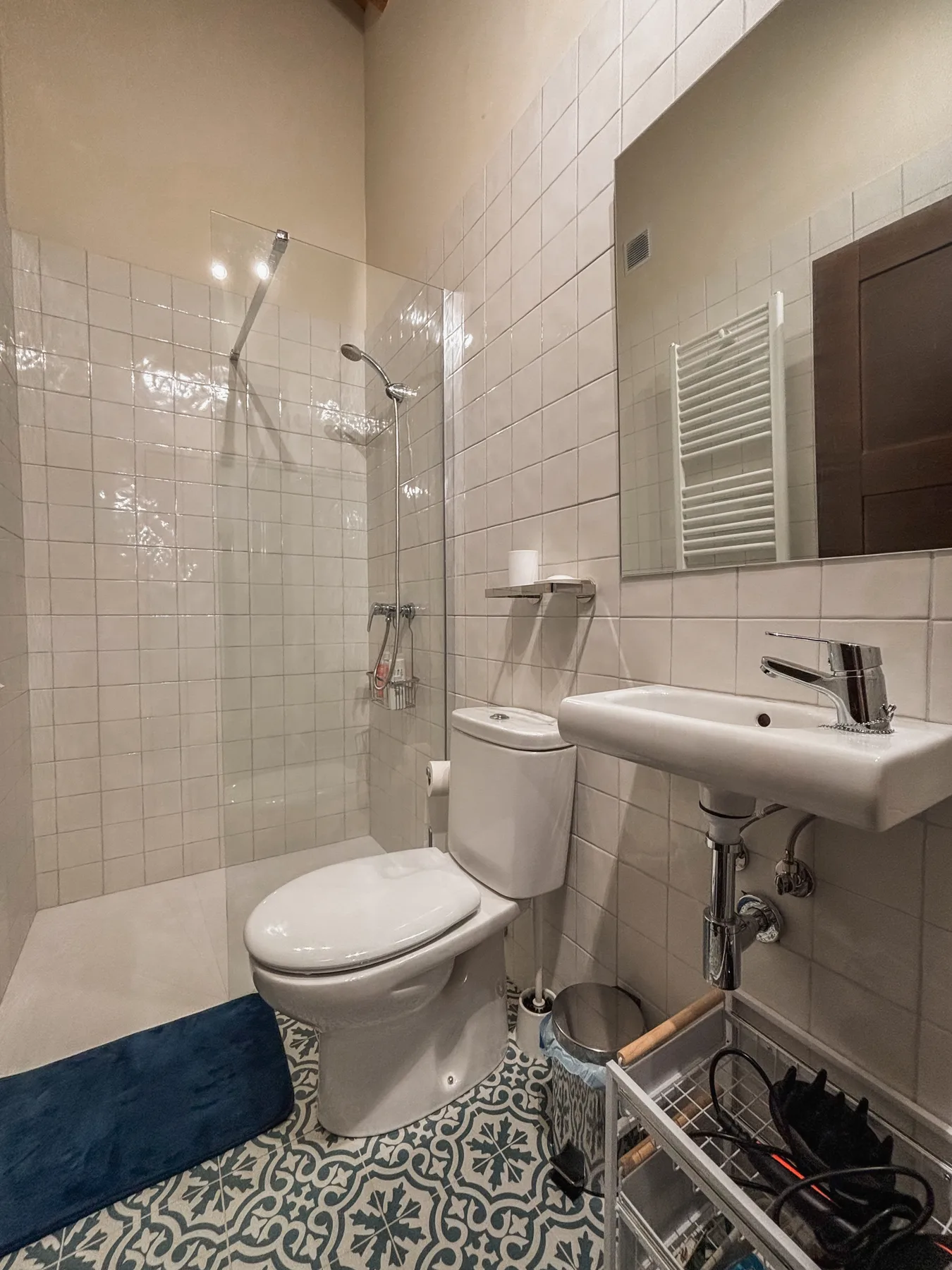 Baño completo con ducha y suelo hidráulico