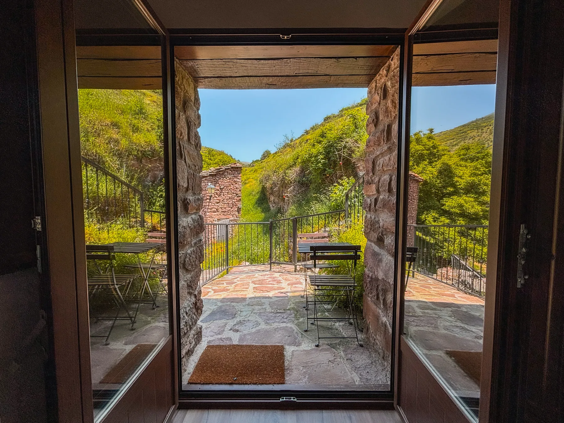 Vista desde el dormitorio hacia la terraza y la montaña