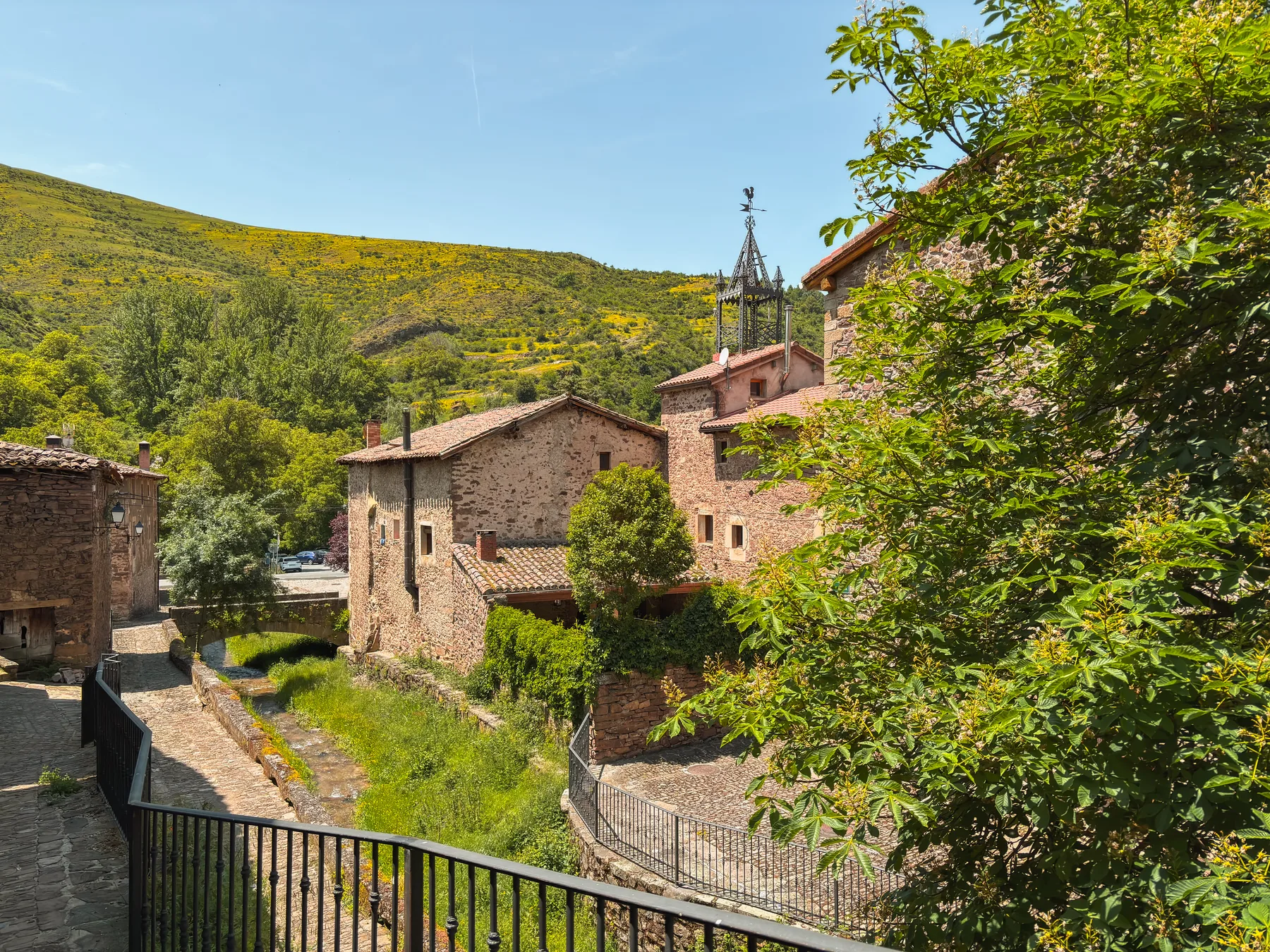 Vista del pueblo con la iglesia y la montaña