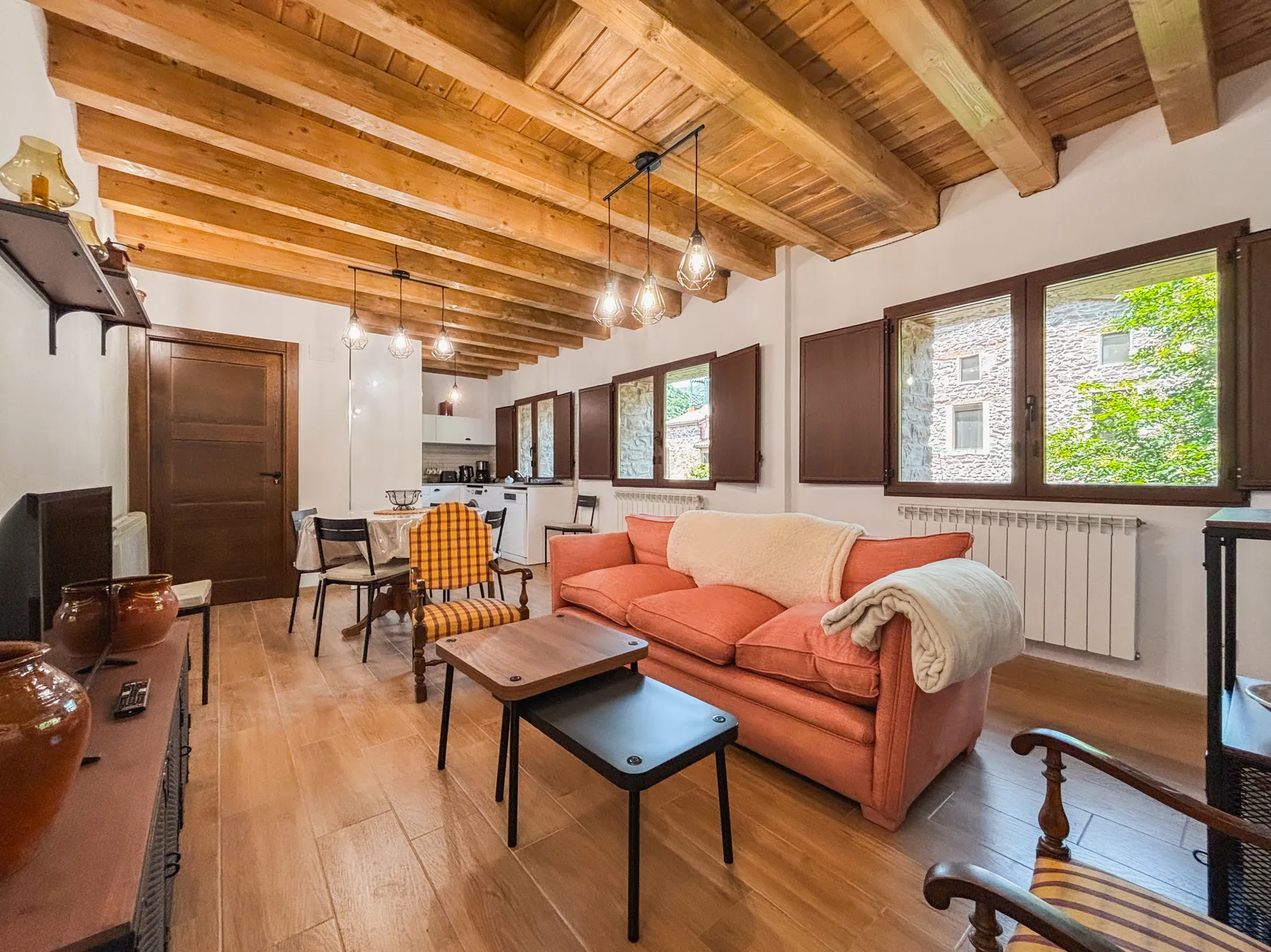 Salón amplio con sofá y mesas de centro