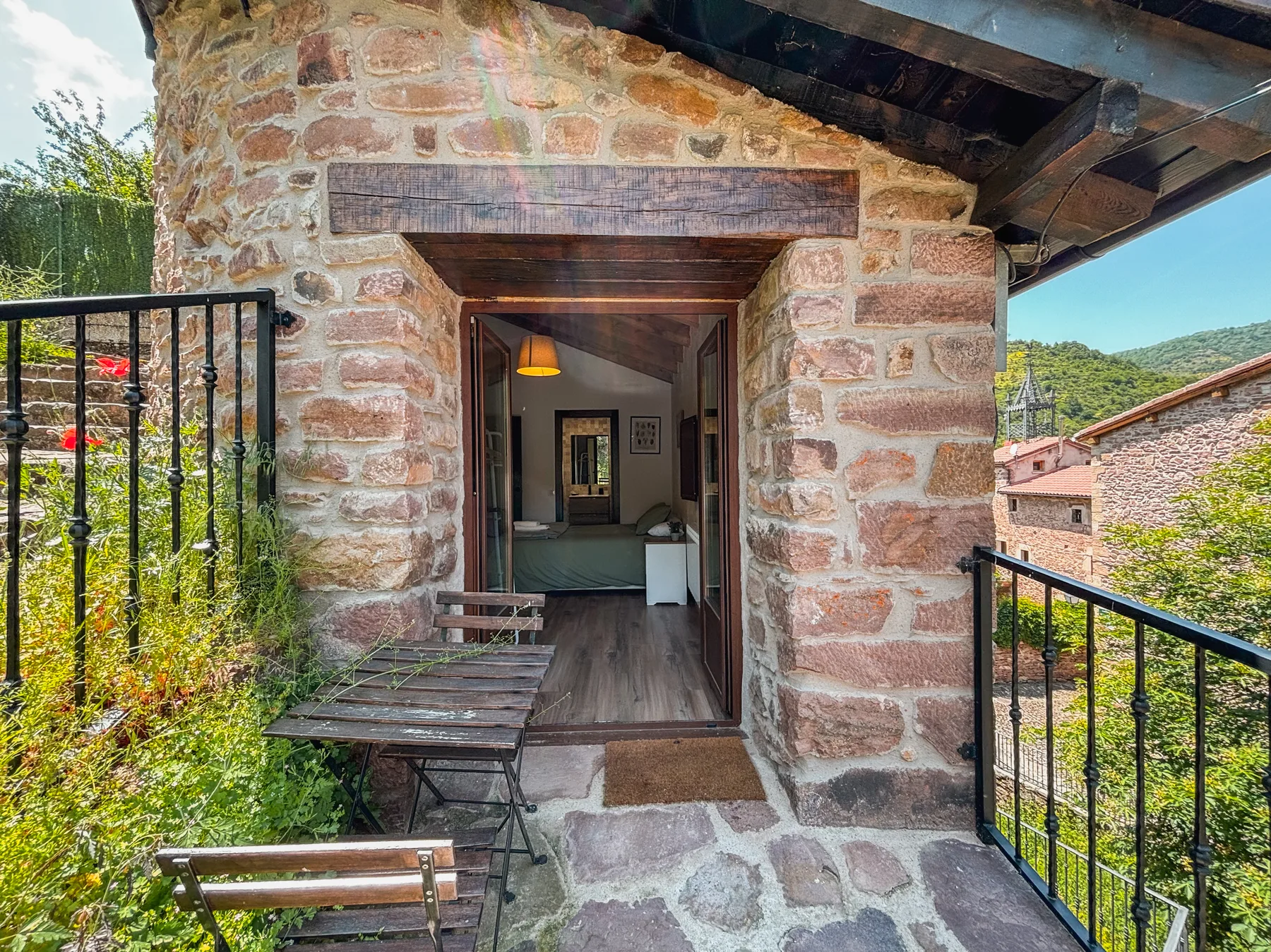 Entrada de piedra y terraza con vistas a la montaña