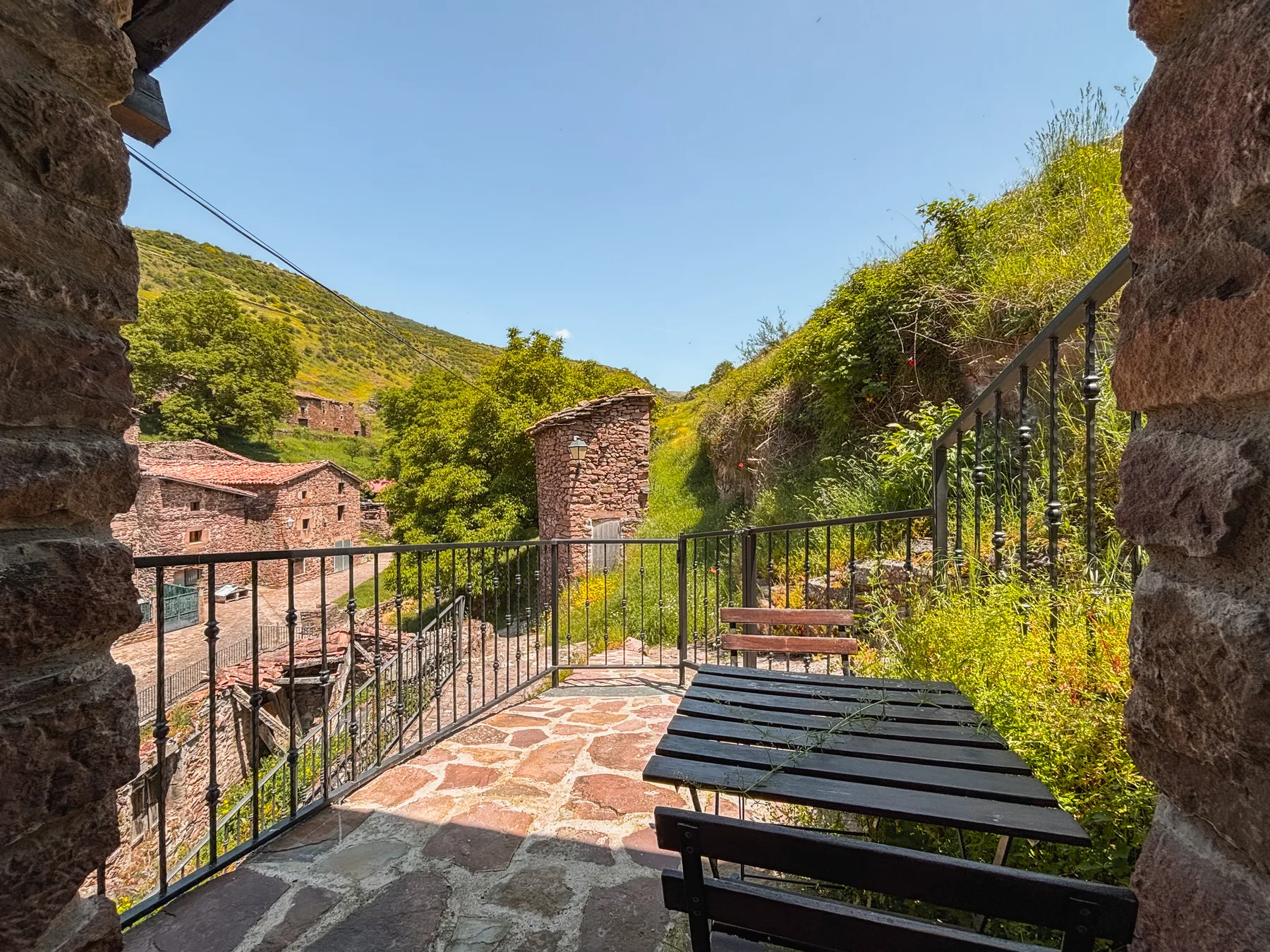 Terraza con vistas al pueblo y la montaña verde